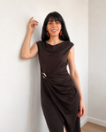 Vestido Siena chocolate con drapeado lateral y adorno dorado